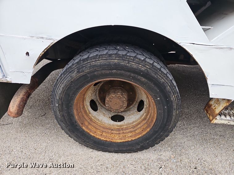 image for item NP9122 2001 Ford F550 Super Duty XL  bucket truck