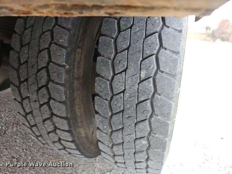 image for item NP9122 2001 Ford F550 Super Duty XL  bucket truck