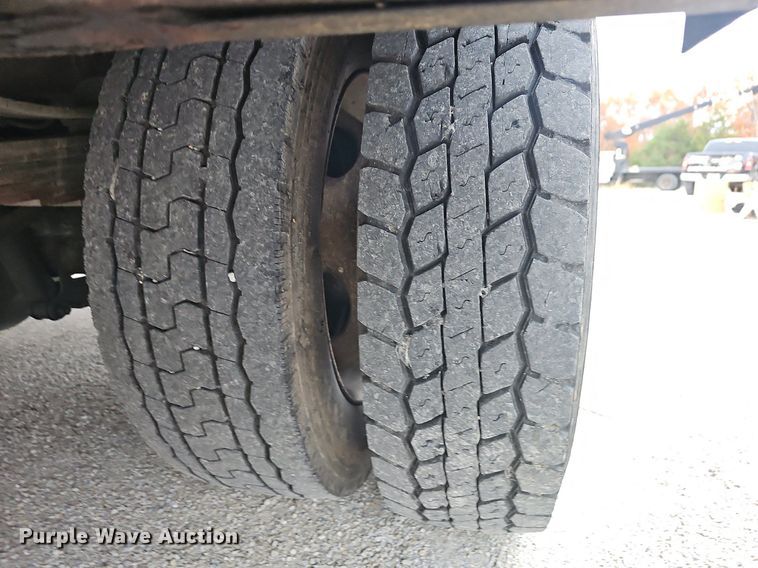 image for item NP9122 2001 Ford F550 Super Duty XL  bucket truck