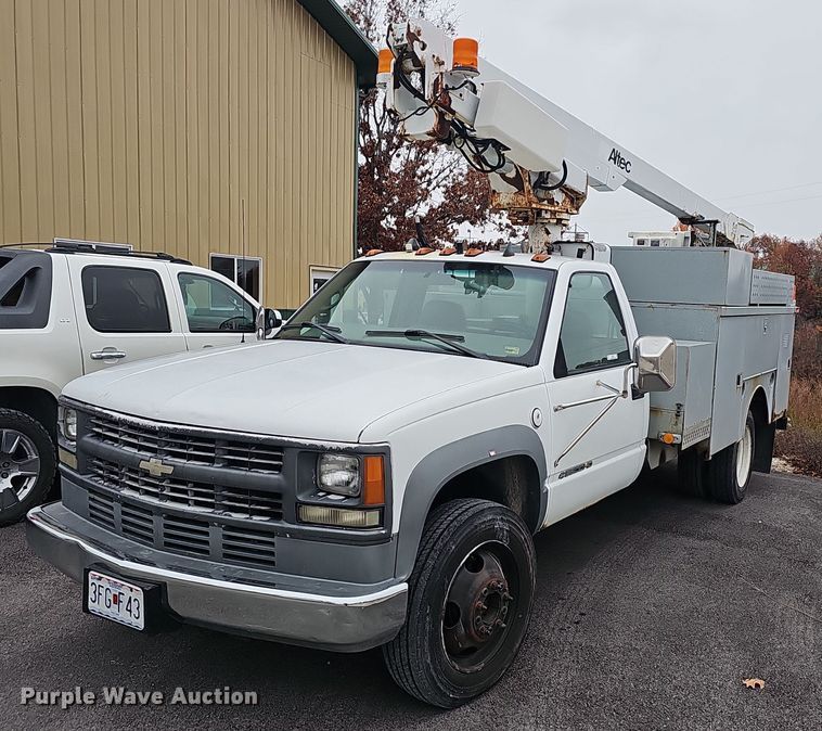 image for item NP9123 2002 Chevrolet Silverado 3500HD  bucket truck