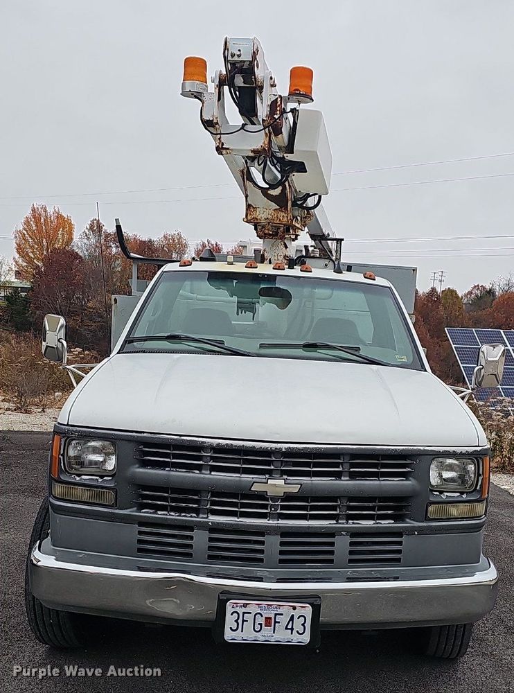 image for item NP9123 2002 Chevrolet Silverado 3500HD  bucket truck