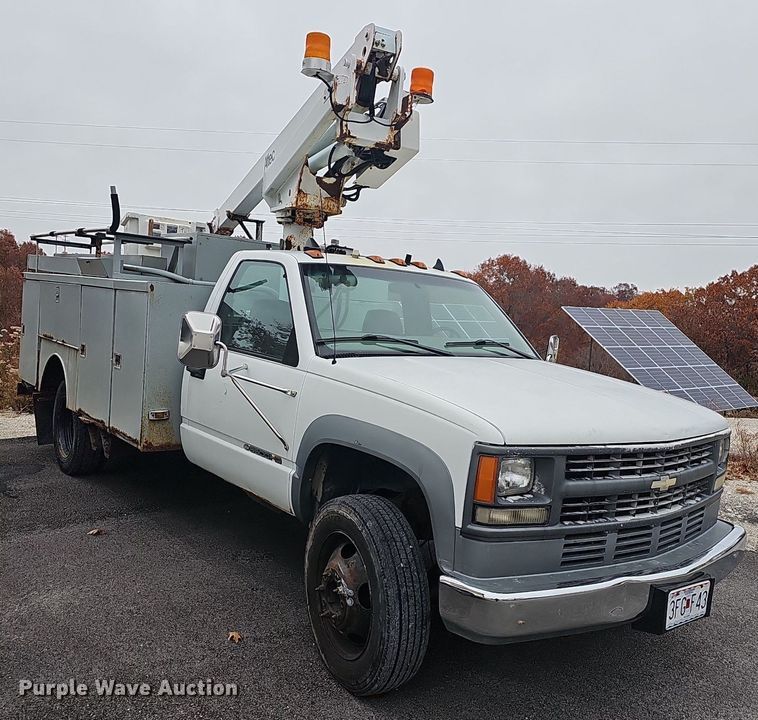 image for item NP9123 2002 Chevrolet Silverado 3500HD  bucket truck