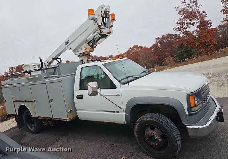 image for item NP9123 2002 Chevrolet Silverado 3500HD  bucket truck