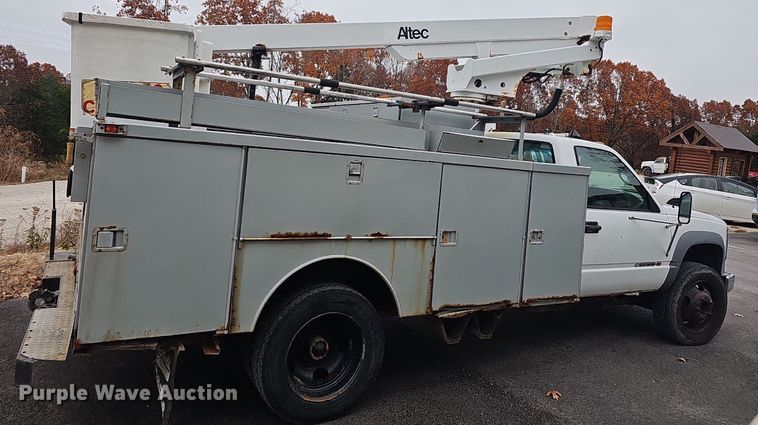image for item NP9123 2002 Chevrolet Silverado 3500HD  bucket truck