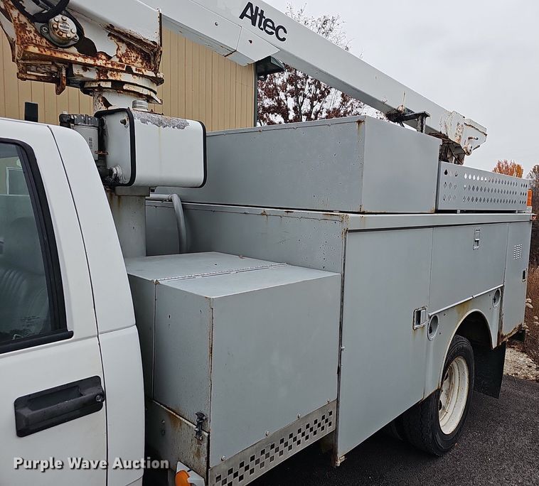 image for item NP9123 2002 Chevrolet Silverado 3500HD  bucket truck