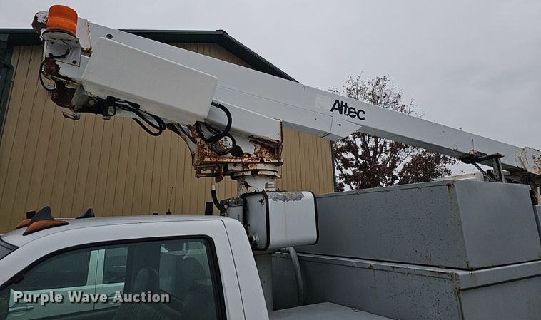 image for item NP9123 2002 Chevrolet Silverado 3500HD  bucket truck