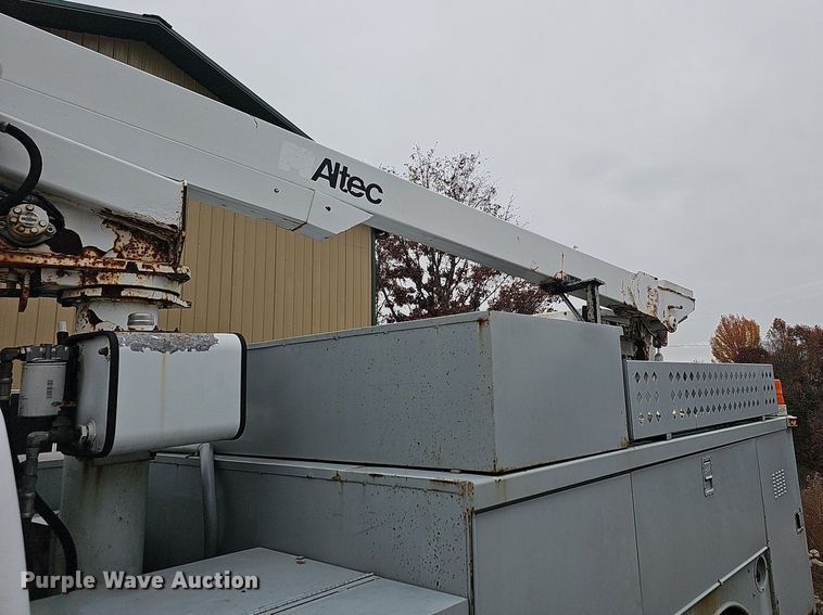 image for item NP9123 2002 Chevrolet Silverado 3500HD  bucket truck