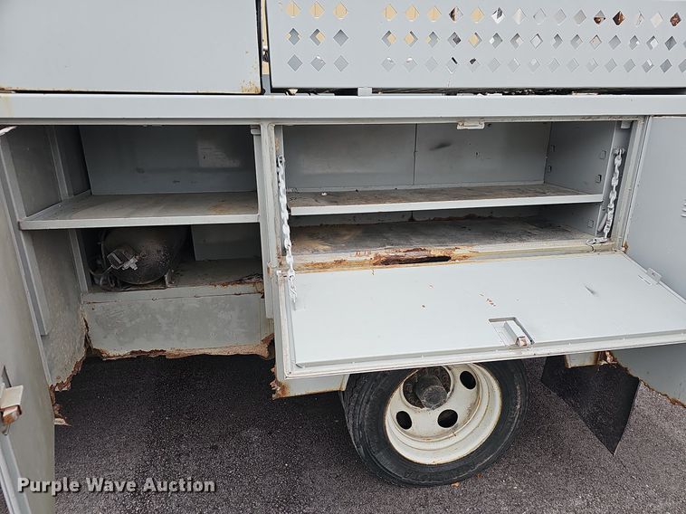 image for item NP9123 2002 Chevrolet Silverado 3500HD  bucket truck