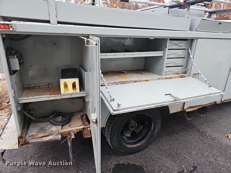 image for item NP9123 2002 Chevrolet Silverado 3500HD  bucket truck