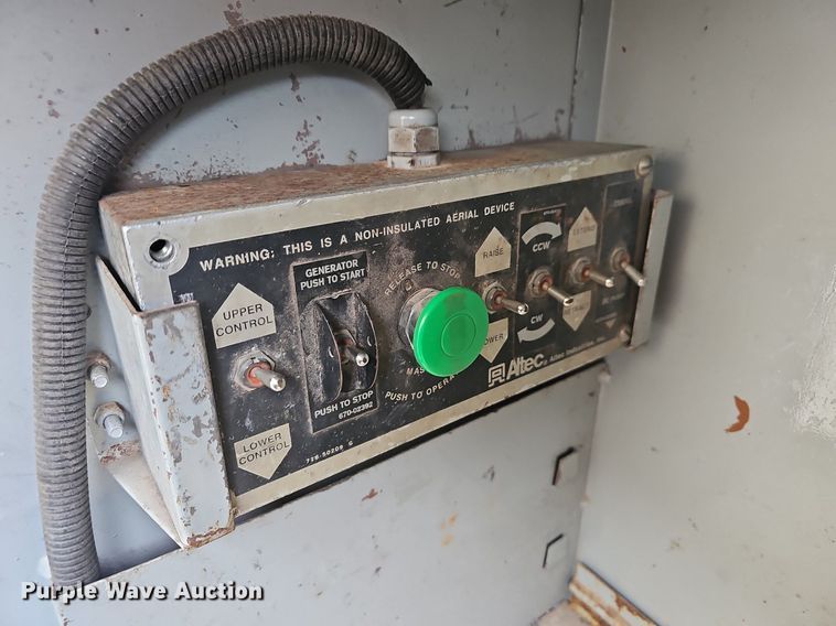 image for item NP9123 2002 Chevrolet Silverado 3500HD  bucket truck