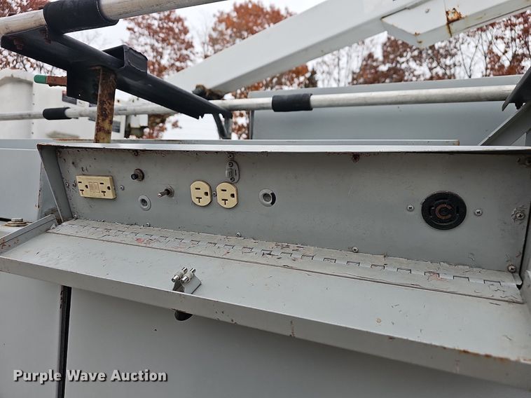 image for item NP9123 2002 Chevrolet Silverado 3500HD  bucket truck