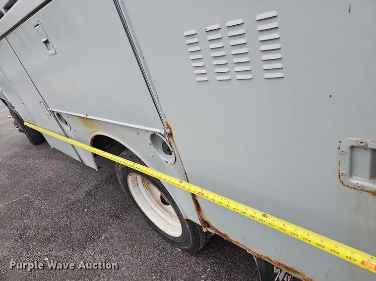 image for item NP9123 2002 Chevrolet Silverado 3500HD  bucket truck