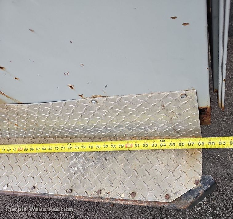 image for item NP9123 2002 Chevrolet Silverado 3500HD  bucket truck