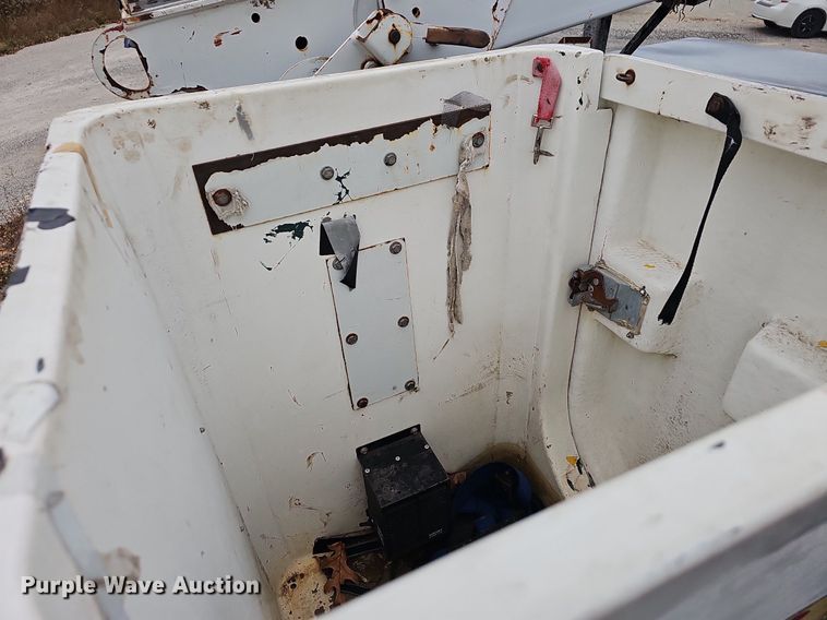 image for item NP9123 2002 Chevrolet Silverado 3500HD  bucket truck