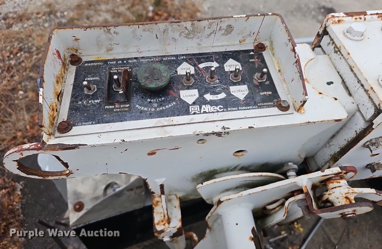 image for item NP9123 2002 Chevrolet Silverado 3500HD  bucket truck