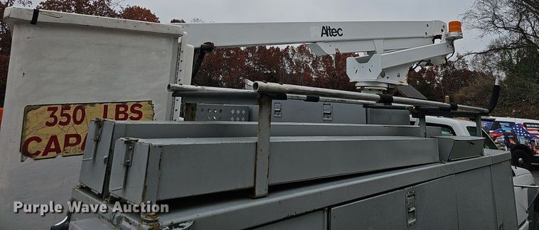 image for item NP9123 2002 Chevrolet Silverado 3500HD  bucket truck