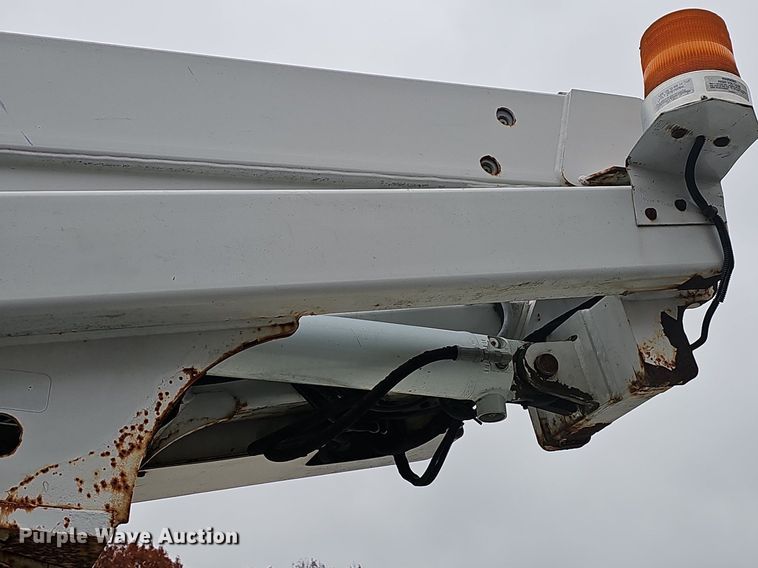 image for item NP9123 2002 Chevrolet Silverado 3500HD  bucket truck