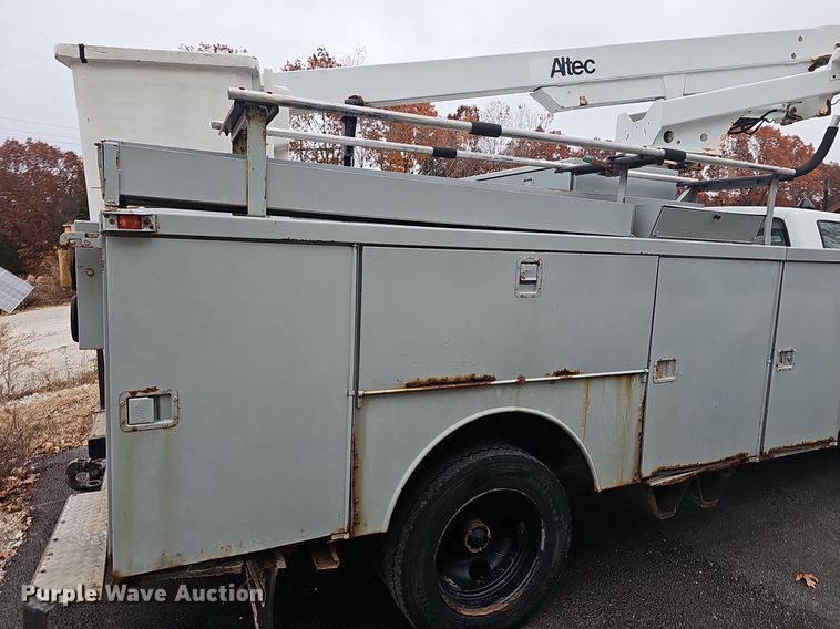 image for item NP9123 2002 Chevrolet Silverado 3500HD  bucket truck