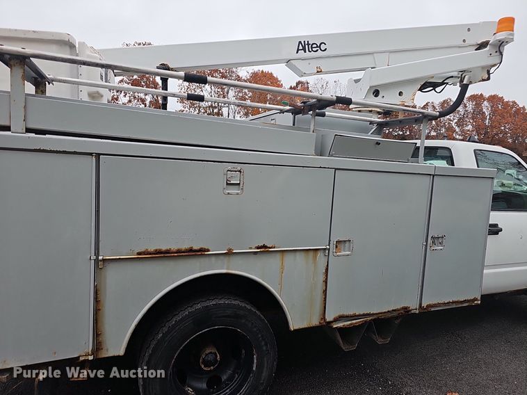 image for item NP9123 2002 Chevrolet Silverado 3500HD  bucket truck