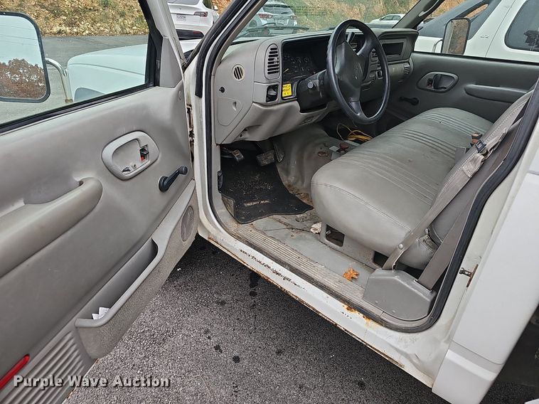 image for item NP9123 2002 Chevrolet Silverado 3500HD  bucket truck