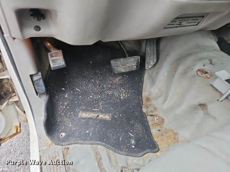 image for item NP9123 2002 Chevrolet Silverado 3500HD  bucket truck