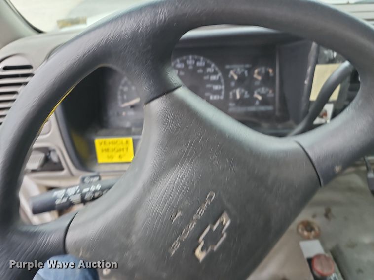 image for item NP9123 2002 Chevrolet Silverado 3500HD  bucket truck