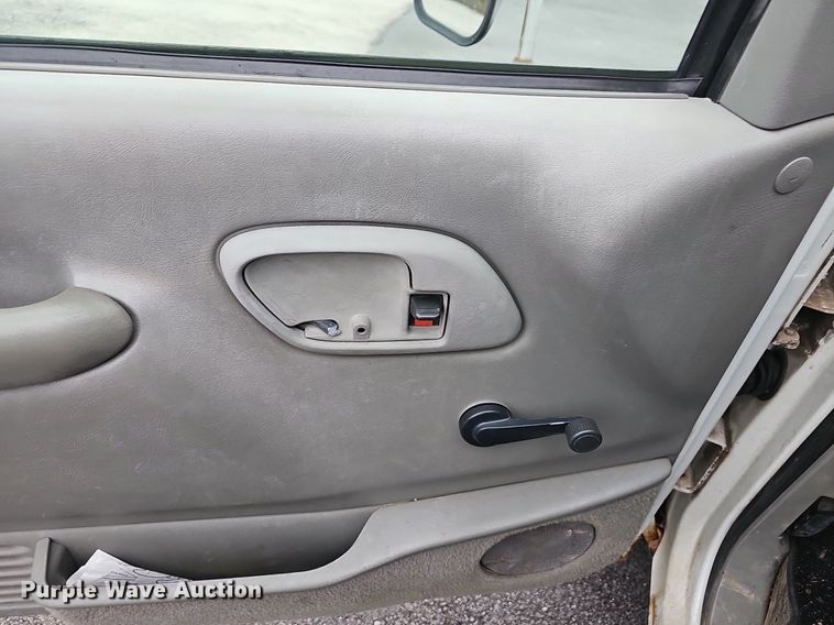 image for item NP9123 2002 Chevrolet Silverado 3500HD  bucket truck