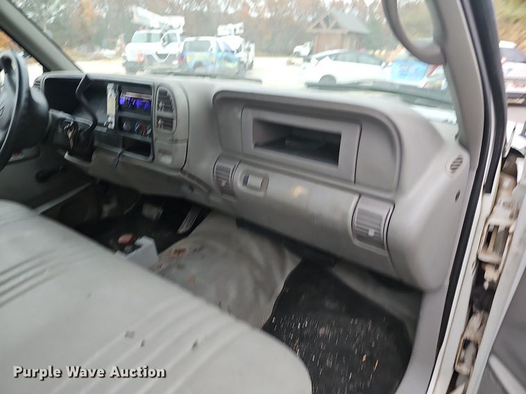 image for item NP9123 2002 Chevrolet Silverado 3500HD  bucket truck