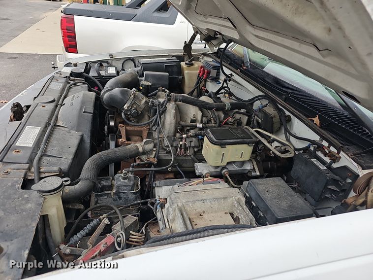 image for item NP9123 2002 Chevrolet Silverado 3500HD  bucket truck