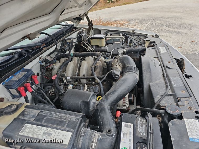 image for item NP9123 2002 Chevrolet Silverado 3500HD  bucket truck