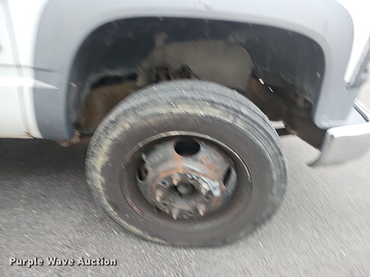 image for item NP9123 2002 Chevrolet Silverado 3500HD  bucket truck