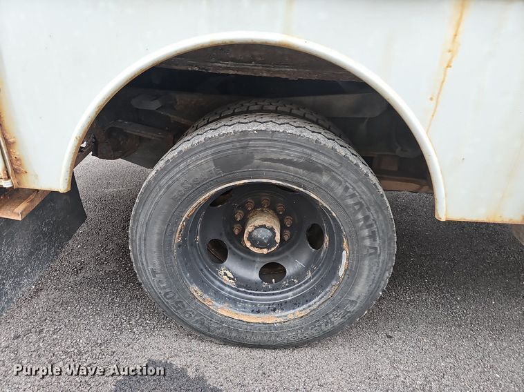 image for item NP9123 2002 Chevrolet Silverado 3500HD  bucket truck