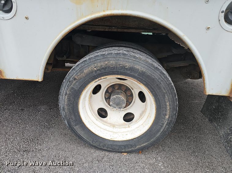 image for item NP9123 2002 Chevrolet Silverado 3500HD  bucket truck