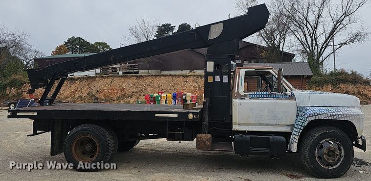 image for item NP9124 1986 Ford B7000  crane truck