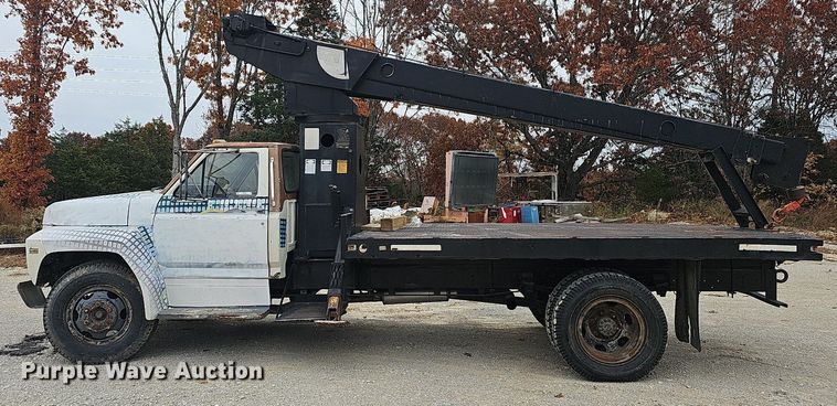 image for item NP9124 1986 Ford B7000  crane truck