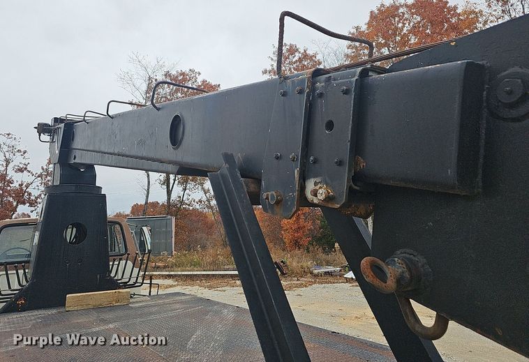 image for item NP9124 1986 Ford B7000  crane truck