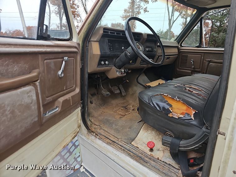 image for item NP9124 1986 Ford B7000  crane truck