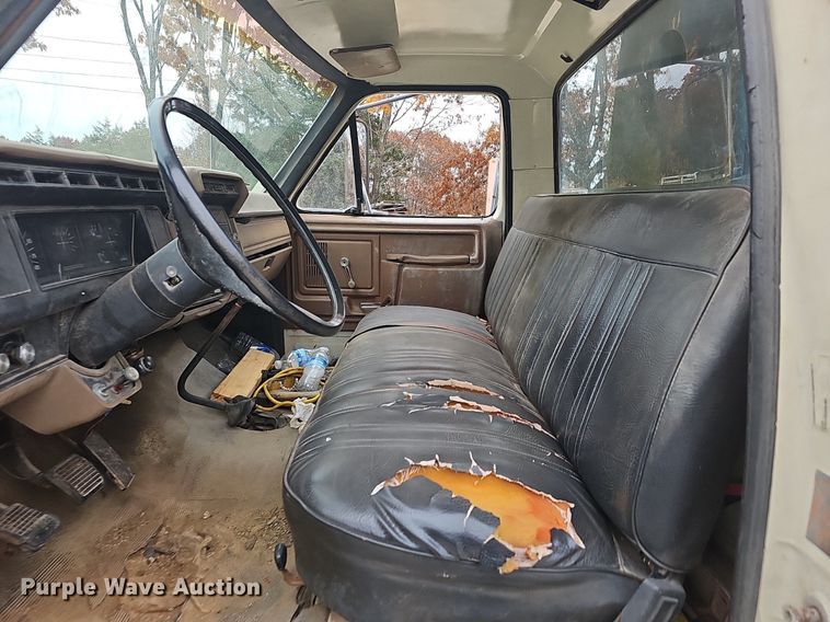 image for item NP9124 1986 Ford B7000  crane truck