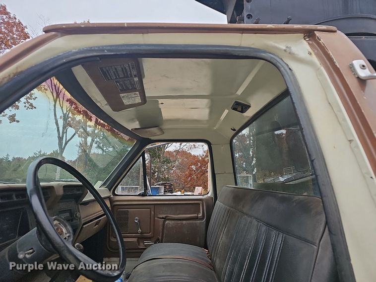 image for item NP9124 1986 Ford B7000  crane truck