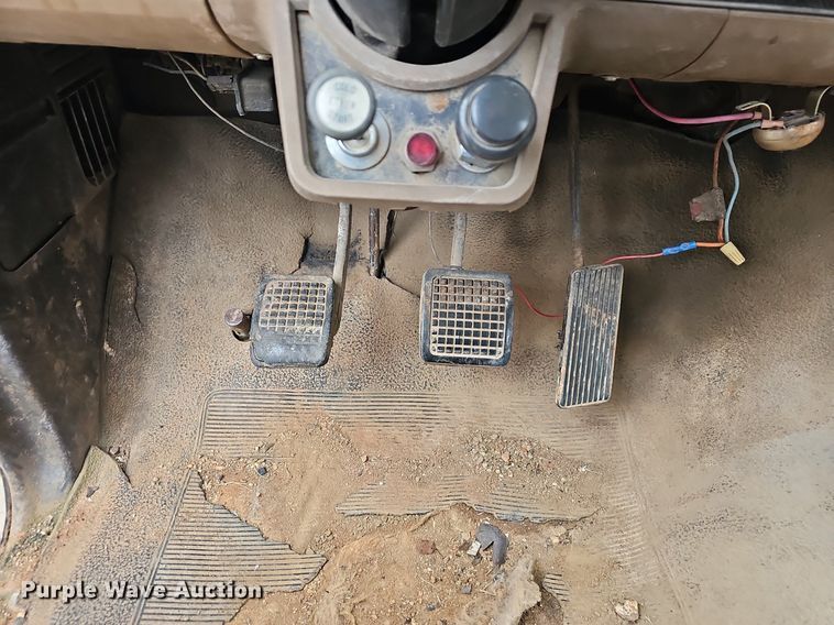 image for item NP9124 1986 Ford B7000  crane truck