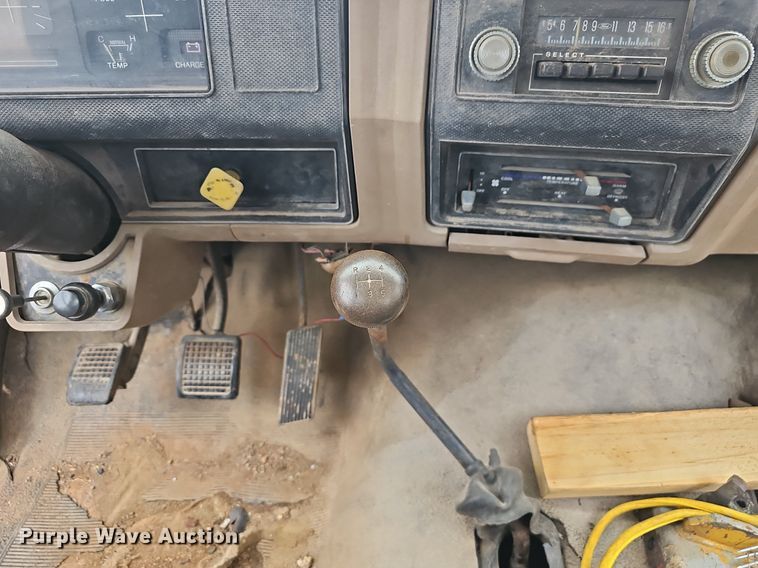 image for item NP9124 1986 Ford B7000  crane truck