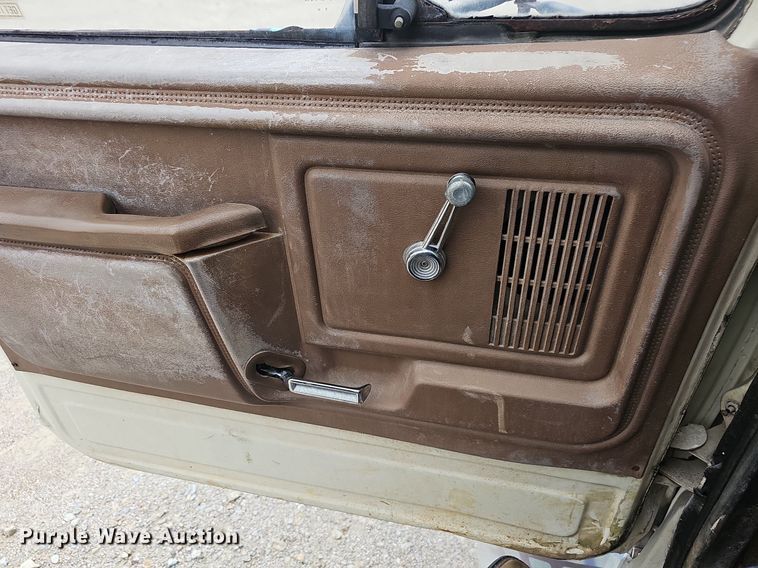 image for item NP9124 1986 Ford B7000  crane truck