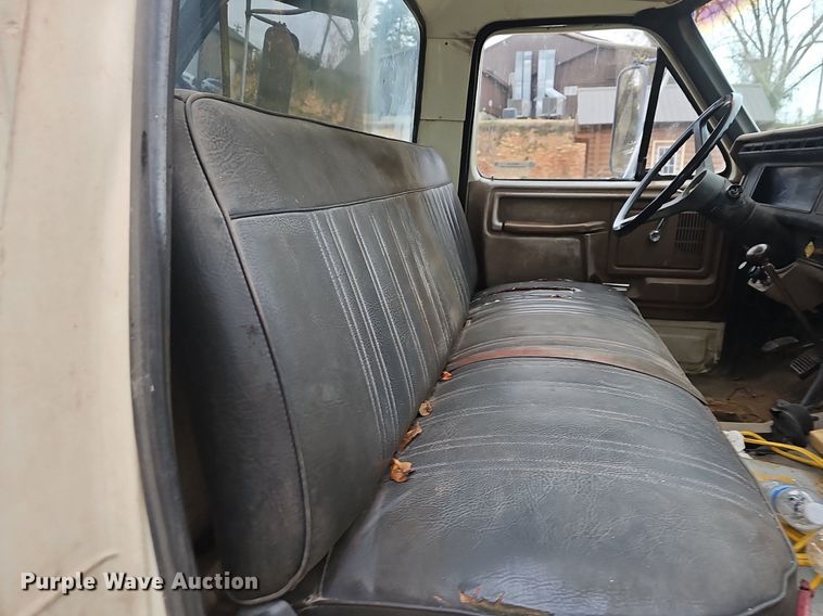 image for item NP9124 1986 Ford B7000  crane truck