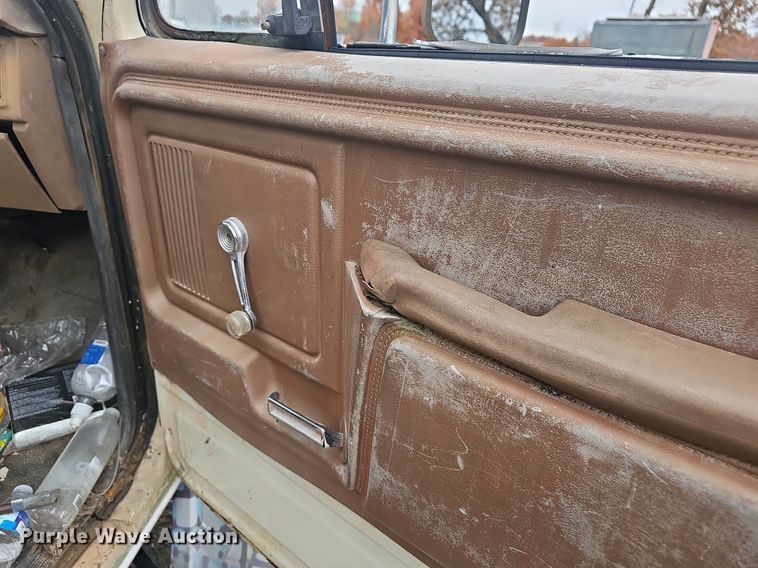 image for item NP9124 1986 Ford B7000  crane truck