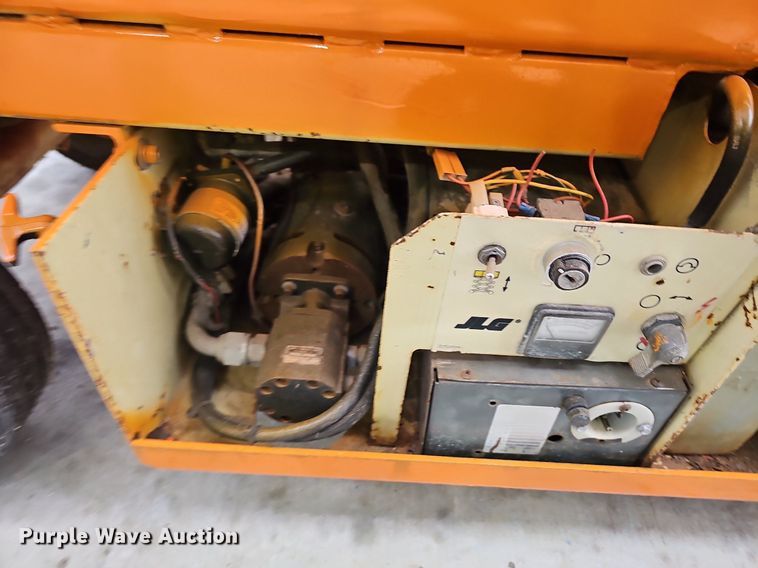 image for item NP9125 1993 JLG CM2033  scissor lift