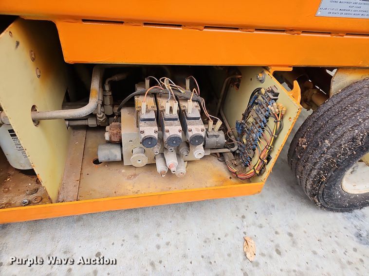 image for item NP9125 1993 JLG CM2033  scissor lift