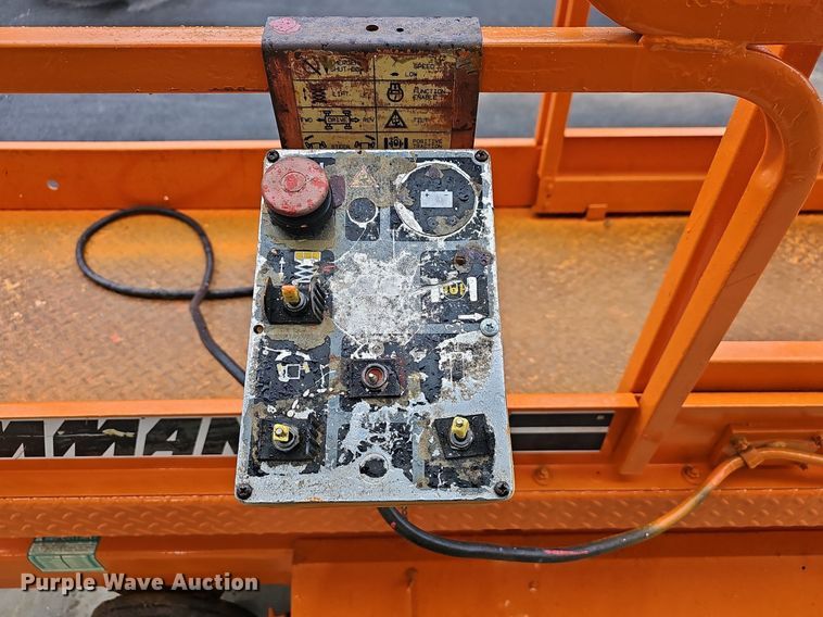 image for item NP9125 1993 JLG CM2033  scissor lift