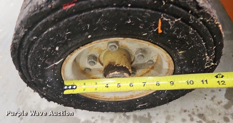 image for item NP9125 1993 JLG CM2033  scissor lift