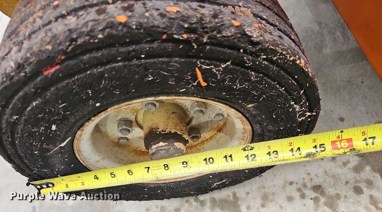 image for item NP9125 1993 JLG CM2033  scissor lift