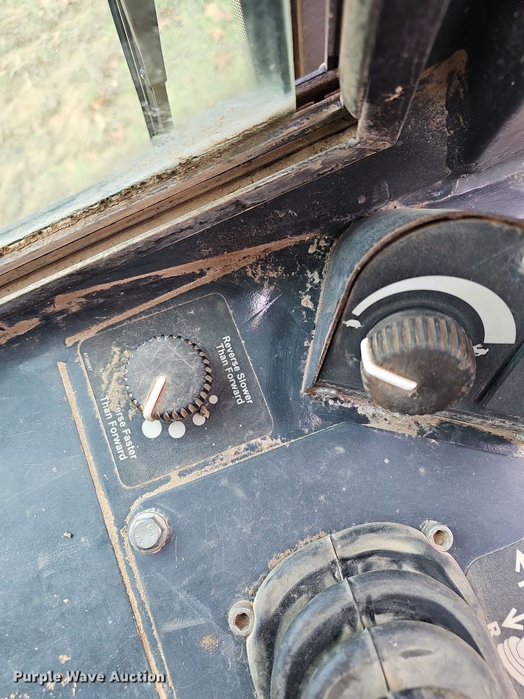 image for item NP9191 2007 John Deere 650J  dozer